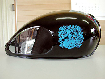 ガソリンタンクにカッティングステッカー